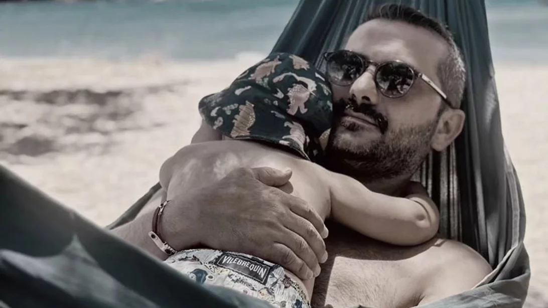 Λεωνίδας και Κίμωνας Κουτσόπουλος | Μπαμπάς και γιος χαλαρώνουν στην ακτή με θέα το απέραντο γαλάζιο