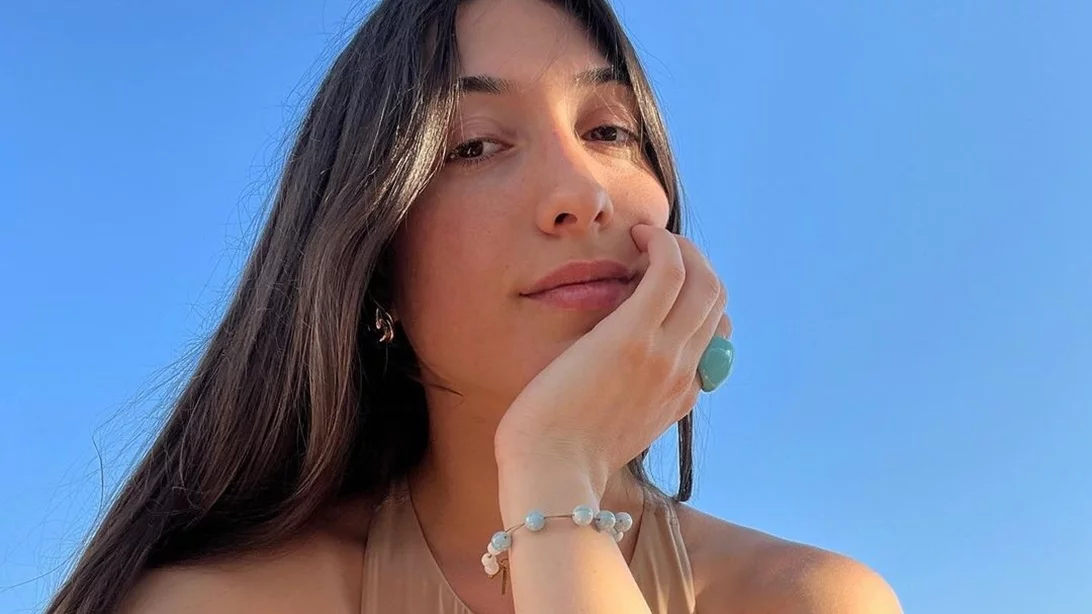 Κατερίνα Κακοσαίου | Η elegant εμφάνιση σε φωταγώγηση χριστουγεννιάτικου δέντρου στα νότια προάστια