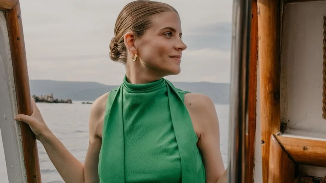 Έλλη Παπαγεωργίου | Η κόρη της Δανάης Μιχαλάκη ντυμένη χριστουγεννιάτικα στην αγκαλιά του Γιάννη Κουκουράκη