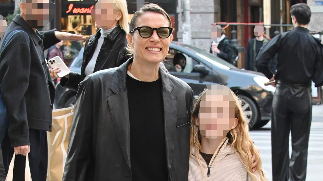 Βίκυ Καγιά | Αγκαλιά με την Μπιάνκα Κρασσά στο κέντρο της Αθήνας