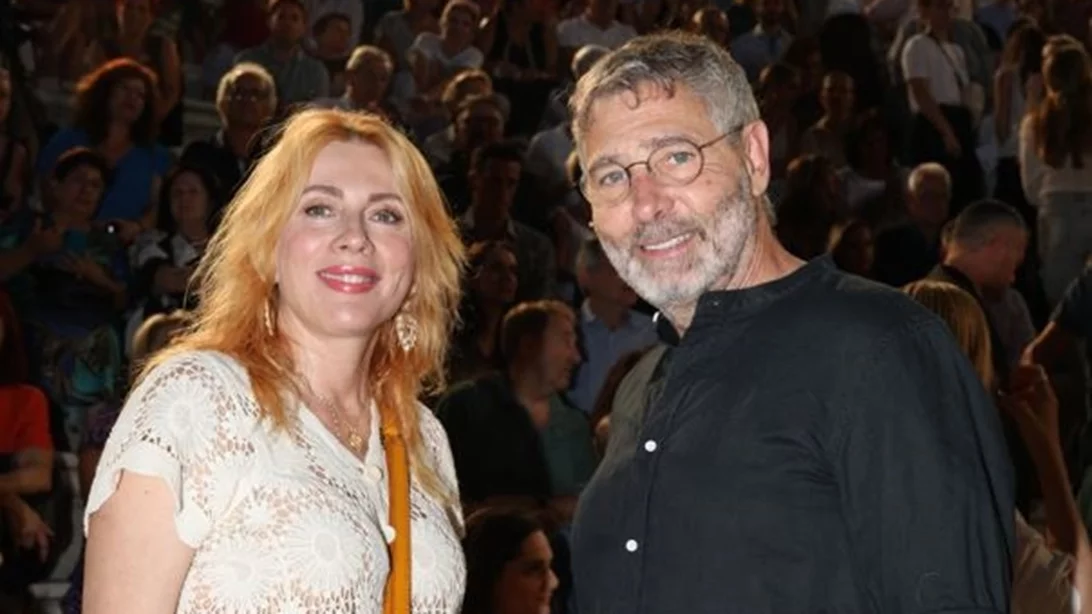 Θοδωρής Αθερίδης | Πρεμιέρα με την κόρη του, Φωτεινή και τη Σμαράγδα Καρύδη στο πλευρό του