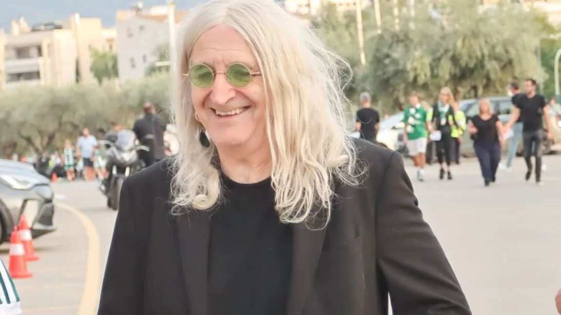 Στα μουσικά βήματα του μπαμπά του ο Φαίδονας Καρβέλας | Τo viral video με τον Νίκο Καρβέλα στο πιάνο