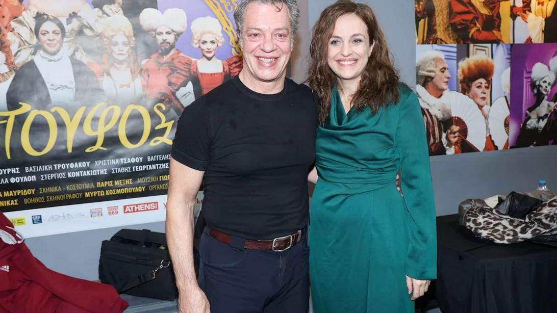 Γιάννης Τσορτέκης & Έλενα Μαυρίδου | Ποζάρουν αγκαλιά στη θεατρική τους πρεμιέρα