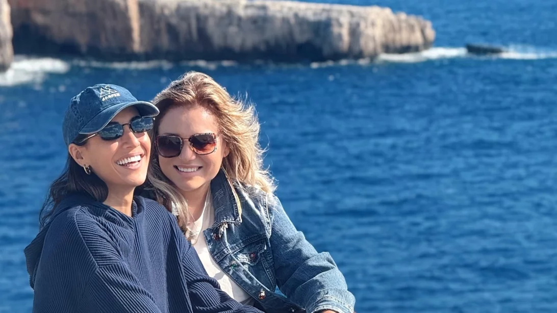 Ευγενία Σαμαρά & Μαρία Καβογιάννη | Η φθινοπωρινή φωτογραφία τους με θέα το μπλε των Παξών
