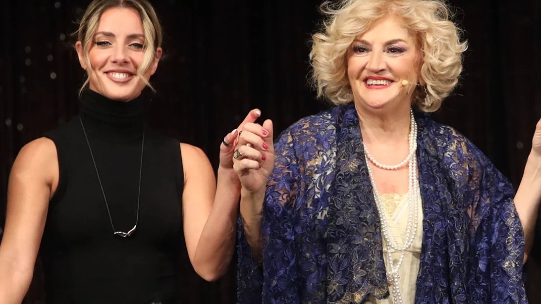 Φαίδρα Νταϊόγλου | Η 26χρονη κούκλα κόρη της Υρώς Μανέ στη σκηνή με τη διάσημη μητέρα της