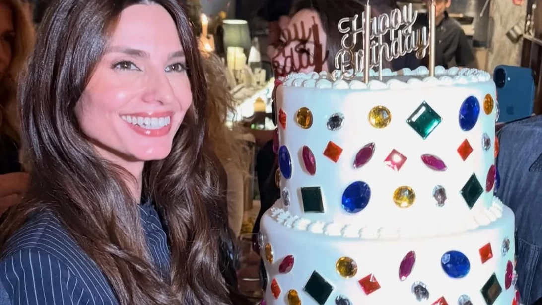 Στο πάρτι γενεθλίων της Ηλιάνας Παπαγεωργίου | Η εντυπωσιακή τούρτα που έσβησε πλάι στον Γιάννη Καραβασάνη