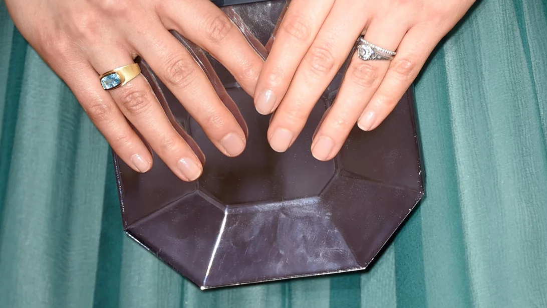 Japanese Manicure | Η τεχνική που κάνει τα γυμνά νύχια να γυαλίζουν σαν να φοράς top coat