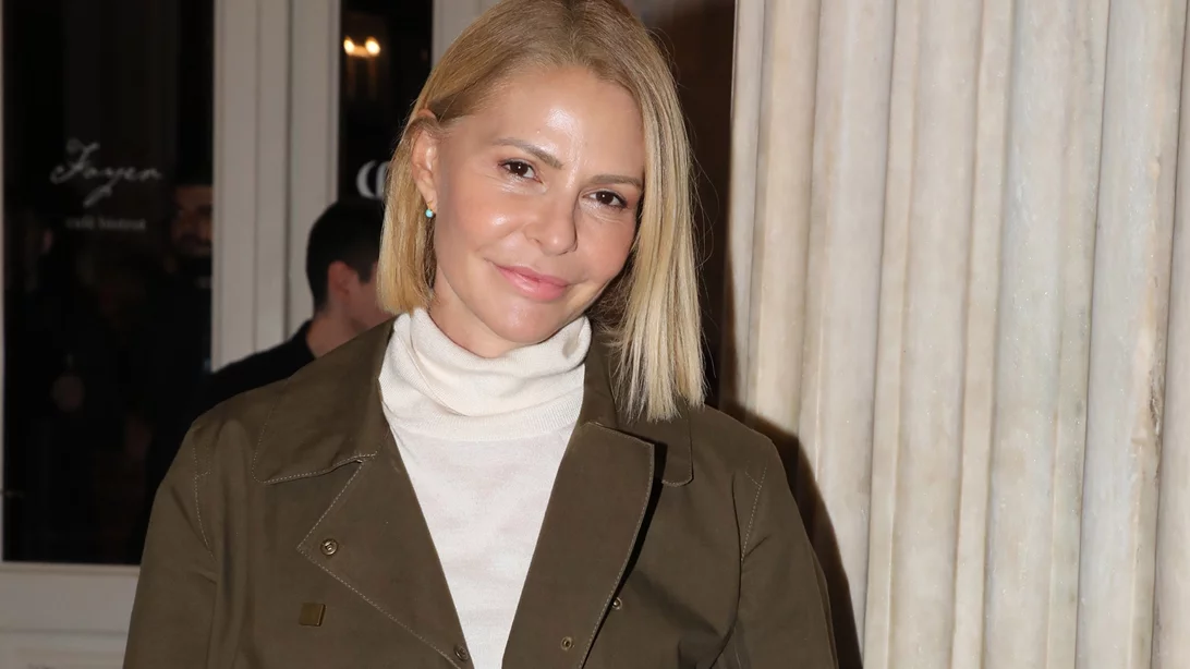 Μελομακάρονα ή κουραμπιέδες; Ο γιος της Τζένης Μπαλατσινού αντιμέτωπος με το αιώνιο χριστουγεννιάτικο δίλημμα στο πιο γλυκό βίντεο