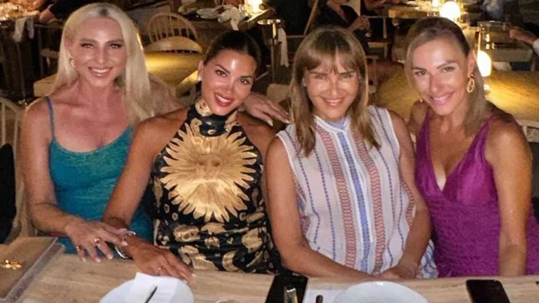 Σταματίνα Τσιμτσιλή - Μάρα Ζαχαρέα - Τίνα Μεσσαροπούλου | Βραδινή έξοδος με εντυπωσιακά σύνολα σε εξωτικό μαγαζί της πρωτεύουσας