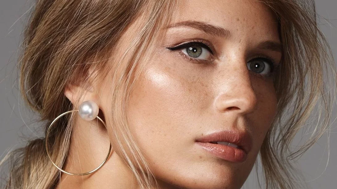 Δέρμα που λάμπει στις γιορτές; H ρουτίνα ανάπλασης που λειαίνει ρυτίδες και επαναφέρει τη νεανική όψη ενώ εσύ ξεκουράζεσαι