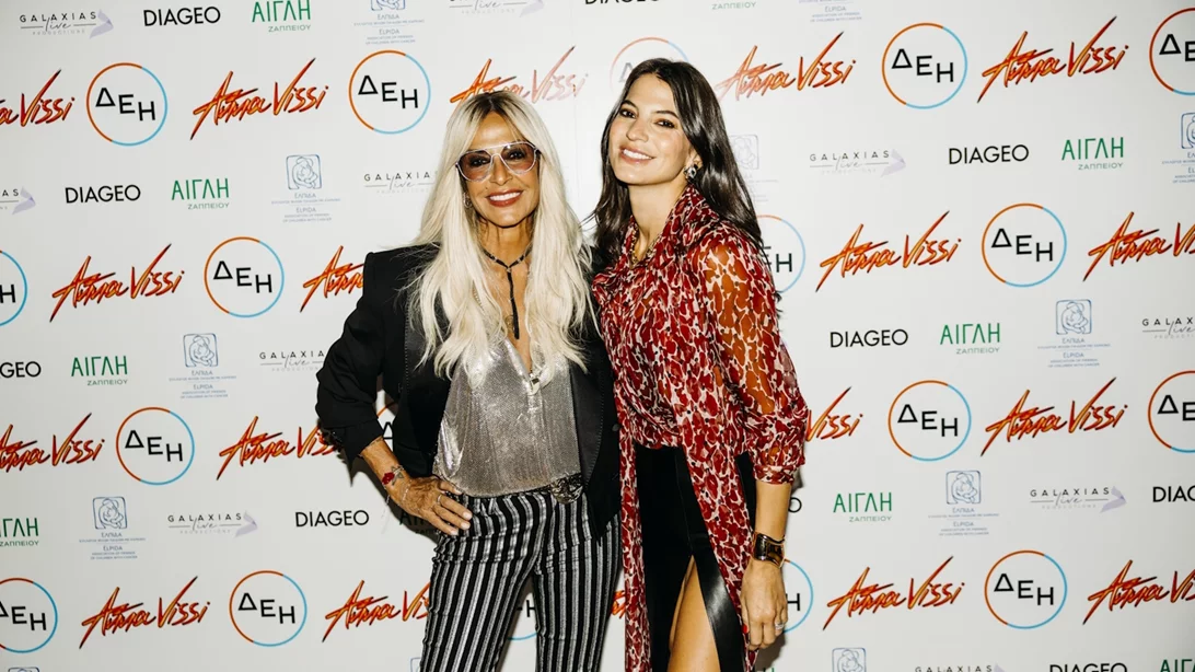 Άννα Βίσση | Η τρυφερή αγκαλιά με τον Γιάννη και τη Δήμητρα Κούστα σε ατμοσφαιρικό εστιατόριο του Παρισιού