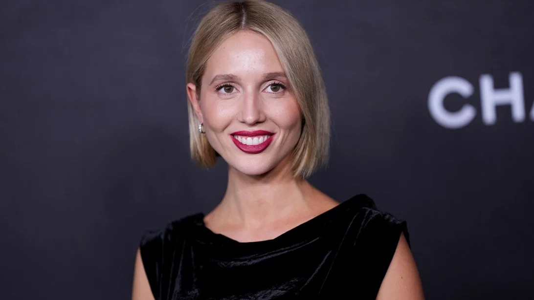 Η Μαρία Ολυμπία Ντε Γκρες με μακριά μαλλιά σε φωτογράφιση για τον οίκο Louis Vuitton