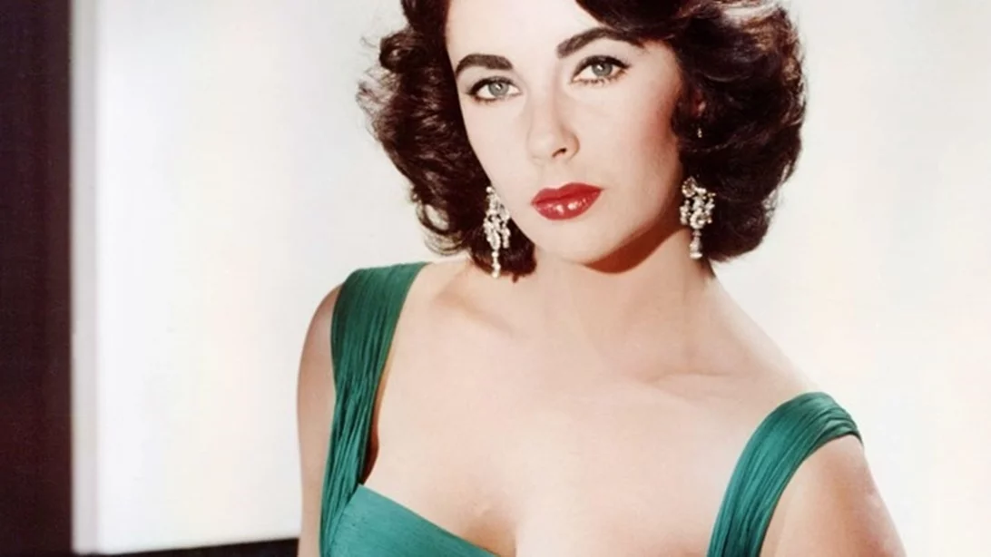 Η Elizabeth Taylor φορά το θρυλικό σετ διαμαντιών Cartier που της χάρισε ο Mike Todd