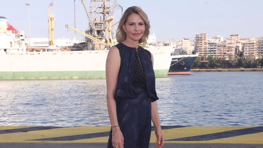 Η Τζένη Μπαλατσινού με καφέ σατέν κοστούμι και μπορντό γόβες στη δεξίωση της Kimberly Guilfoyle