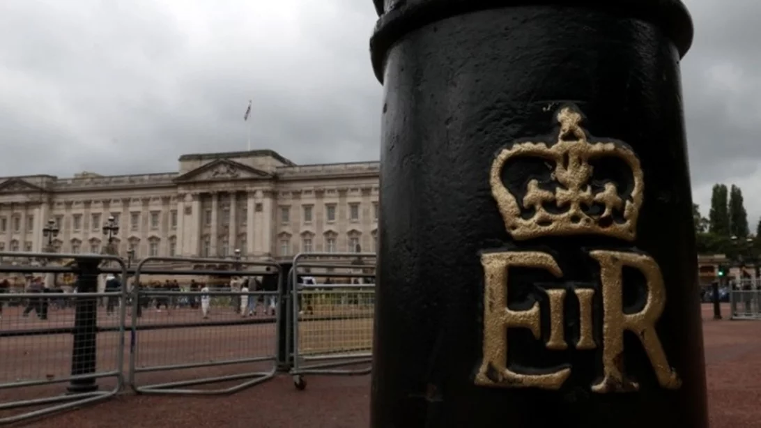 Απογοητευμένοι οι τουρίστες στο Μπάκιγχαμ από τη ψεύτικη διαφήμιση που δημιουργήθηκε μέσω Τεχνητής Νοημοσύνης