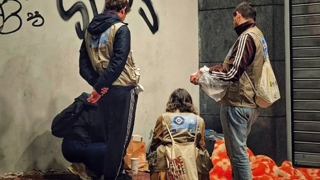 Η ομάδα Street Work μια "αγκαλιά" για τους άστεγους της Αθήνας