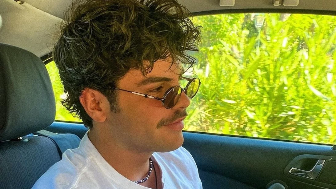 Με baggy jeans και φούτερ με κουκούλα | Η street style εμφάνιση του Άγγελου Λάτσιου