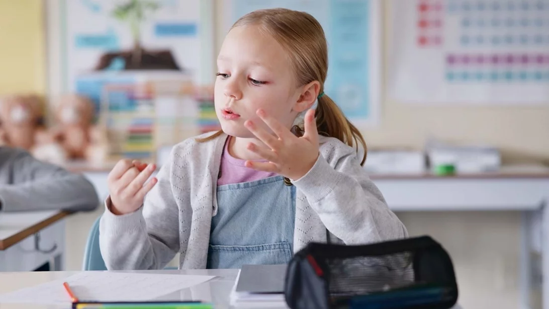 Τα δάχτυλα ως εργαλείο μάθησης | Τι δείχνει νέα έρευνα για τα μαθηματικά