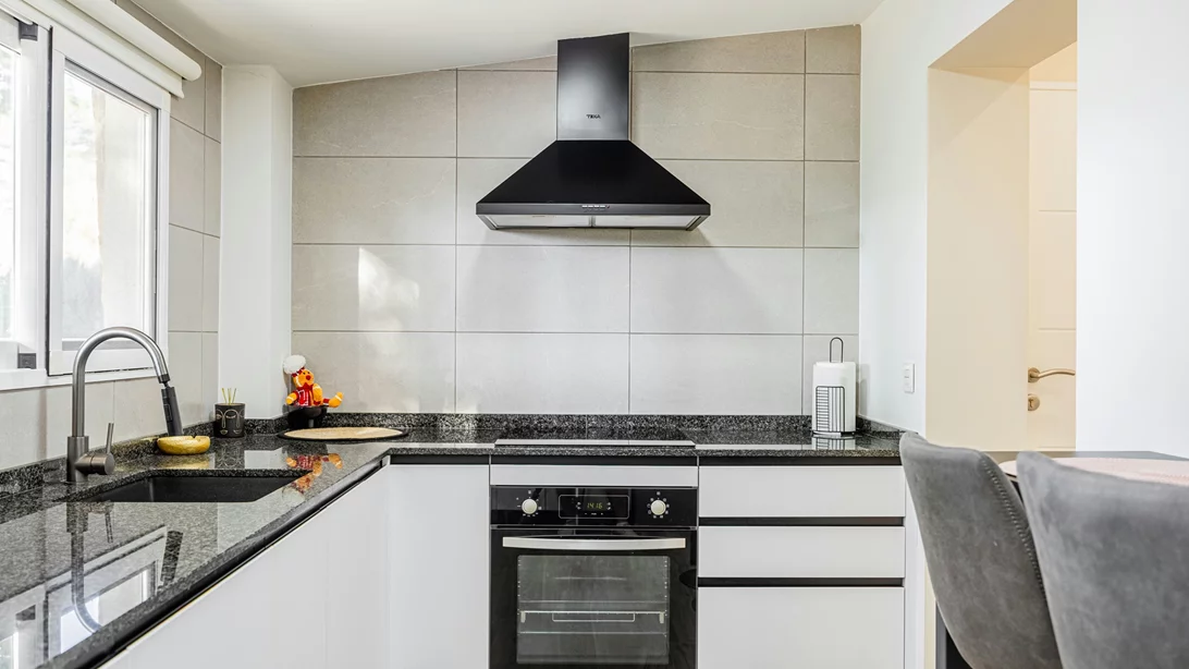 Το πιο ανέξοδο hack για να καθαρίσεις τον φούρνο της κουζίνας | Χωρίς χημικά και χωρίς κόπο