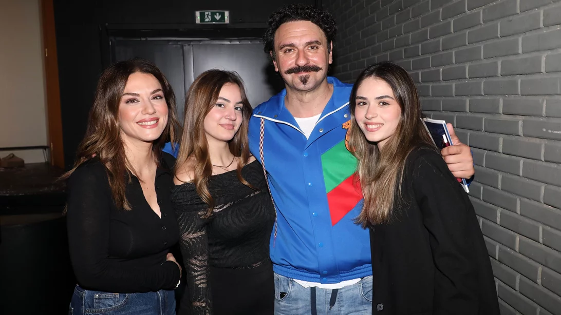 "Το Σόι Σου" | Βάσω Λασκαράκη & Μελέτης Ηλίας ποζάρουν με τις τηλεοπτικές τους κόρες στην πιο όμορφη χριστουγεννιάτικη φωτογραφία