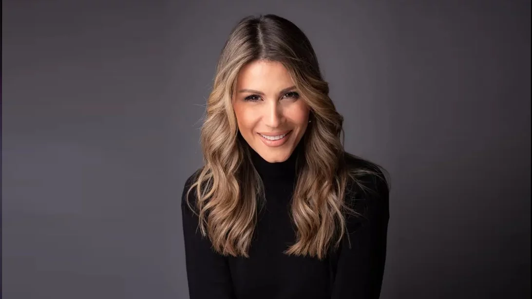 Όταν η Άννα Κανδαράκη πέταξε την περούκα και μίλησε με θάρρος για όσα μάς φοβίζουν