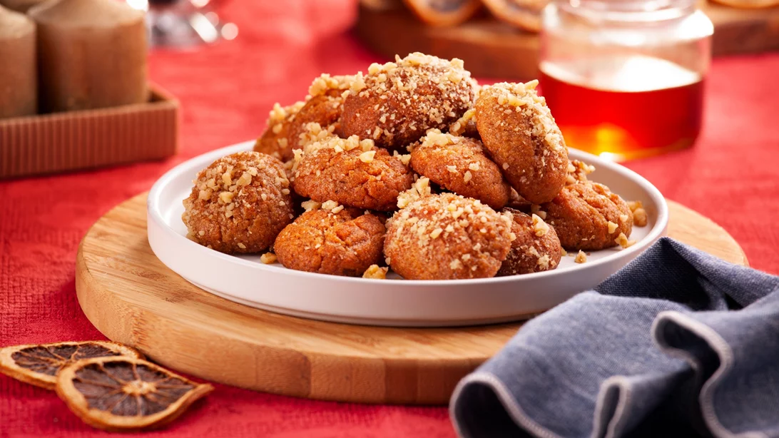 Ποτέ δεν είναι νωρίς για τα Χριστούγεννα | Δοκίμασε τη viral συνταγή για πραλίνα μελομακάρονο από τον Άκη Πετρετζίκη