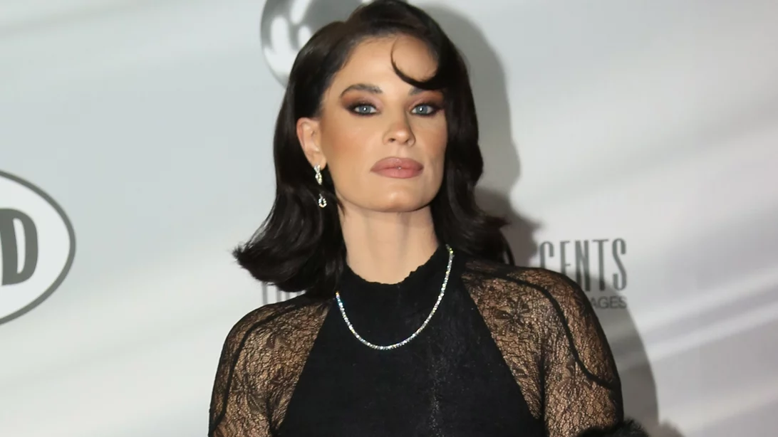 Η Χριστίνα Μπόμπα στο Madwalk 2025 με το πανωφόρι που θα φορέσουμε σίγουρα στις γιορτές