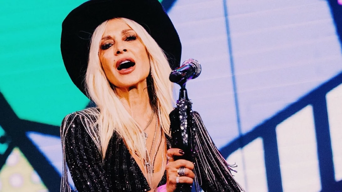 Η Άννα Βίσση φόρεσε μία glam rock δημιουργία με 340.000 κρύσταλλα στην πρεμιέρα της στο Hotel Ermou