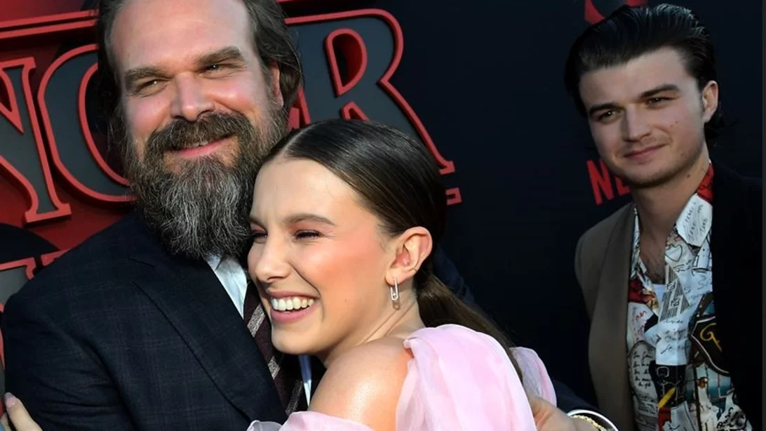 "Stranger Things" | Η Millie Bobby Brown καταγγέλει τον David Harbour για κακοποιητική συμπεριφορά