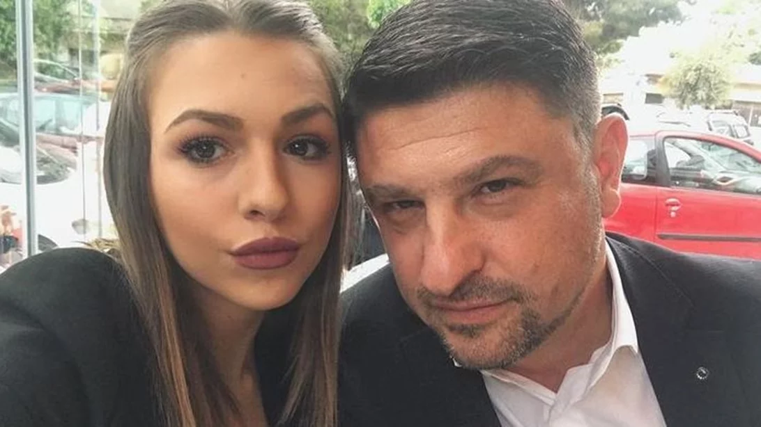 Νίκος Χαρδαλιάς | Η σπάνια δημόσια εμφάνιση με τη σύζυγο και τις κούκλες κόρες του