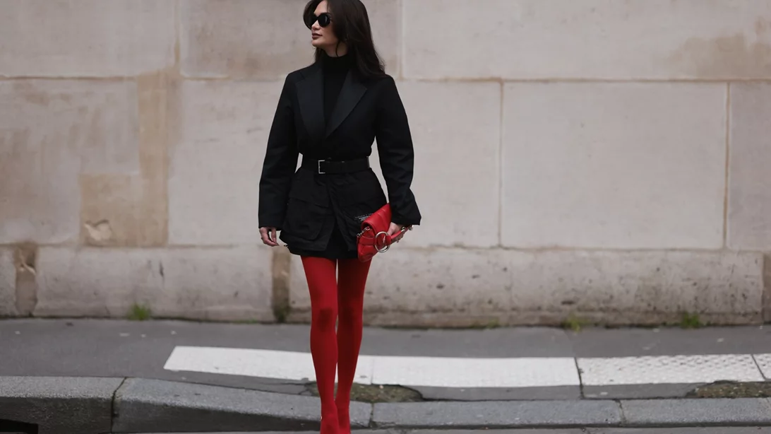 Κόκκινο καλσόν |  Πώς να το φορέσεις και να απογειώσεις το κάθε look