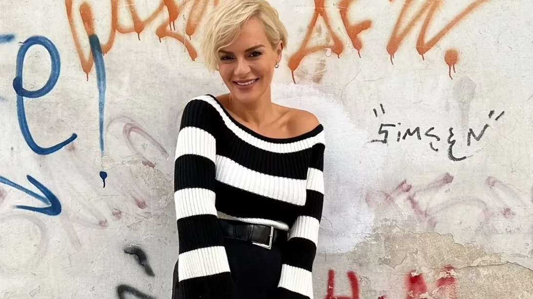 Η Έλενα Χριστοπούλου με μαύρες μπότες από τη Mango που θα βρεις τώρα σε προσφορά