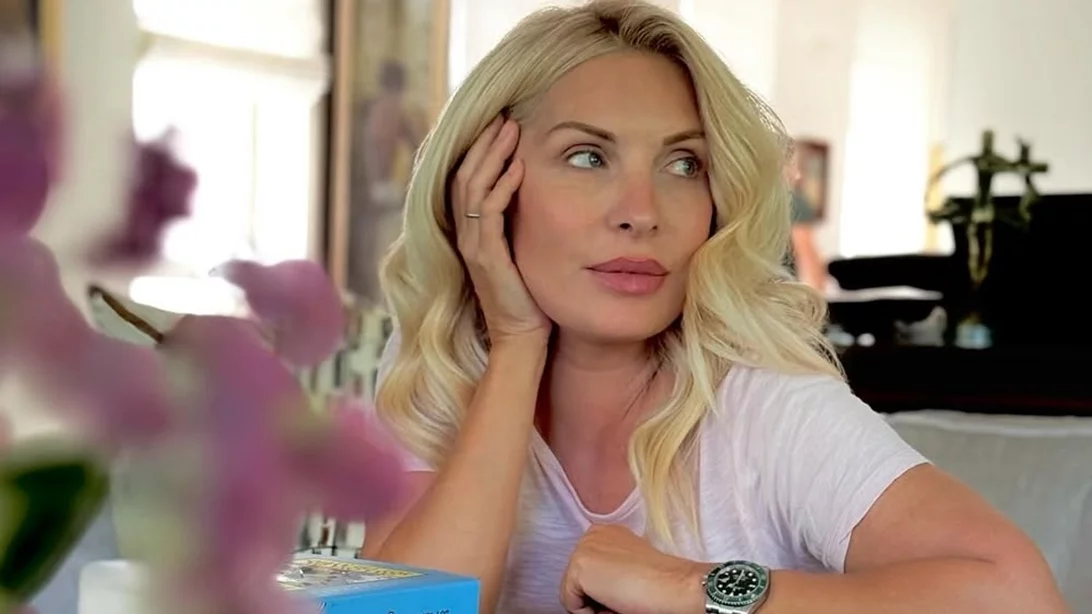 Όπως δεν την έχουμε ξαναδεί | Η Ελένη Μενεγάκη με τις πιτζάμες της στο σαλόνι του σπιτιού της