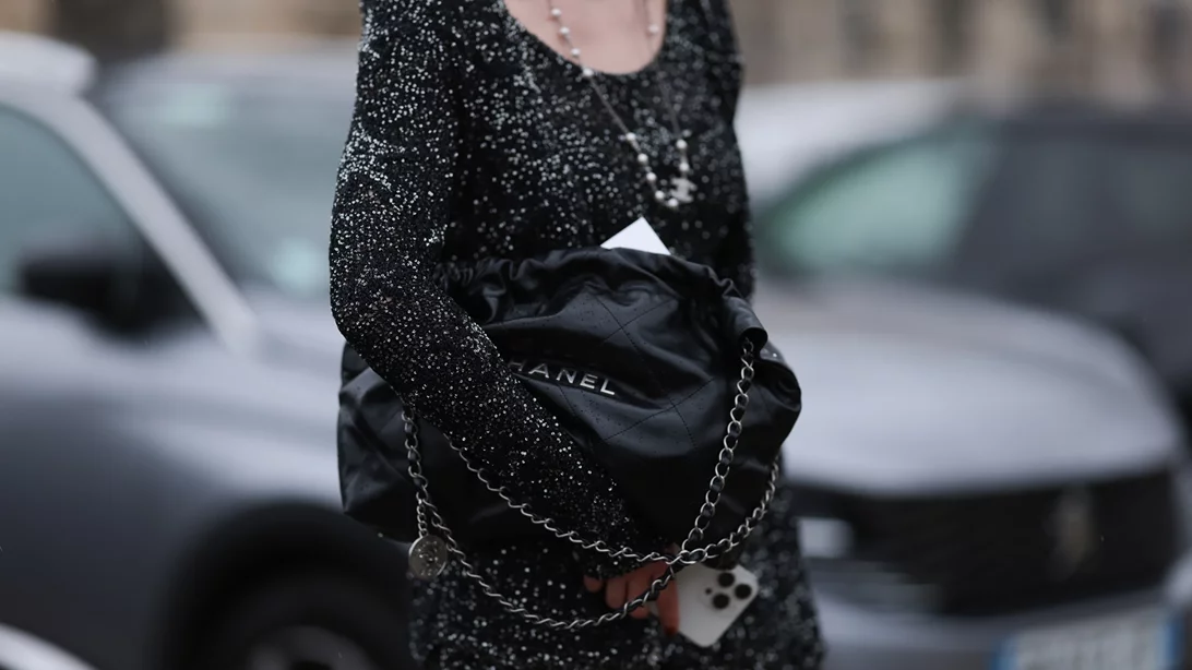 Αυτό το οικονομικό little black dress από τη Stradivarius θα ορίσει τις εμφανίσεις σου αυτά τα Χριστούγεννα