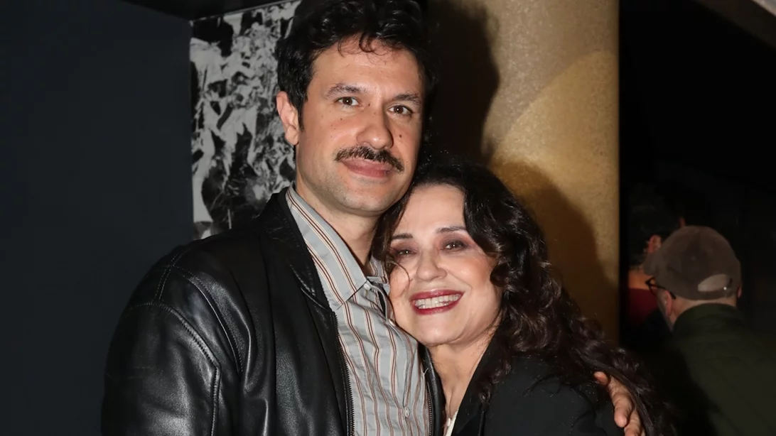 Περήφανος γιος ο Ορφέας Αυγουστίδης | Η αγκαλιά της συζύγου του, Γεωργίας Κρασσά στη Μαρία Τζομπανάκη