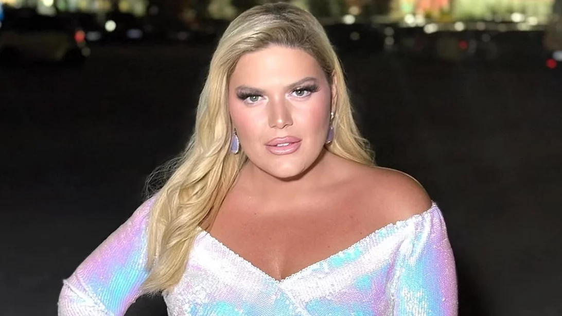 Η Δανάη Μπάρκα φόρεσε το κραγιόν που όλες οι ξανθιές πρέπει να δοκιμάσουν φέτος το καλοκαίρι