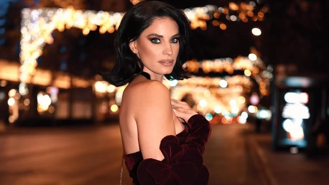 Η Χριστίνα Μπόμπα με το ίδιο καλσόν με την Kendall Jenner | Πώς το φόρεσε;