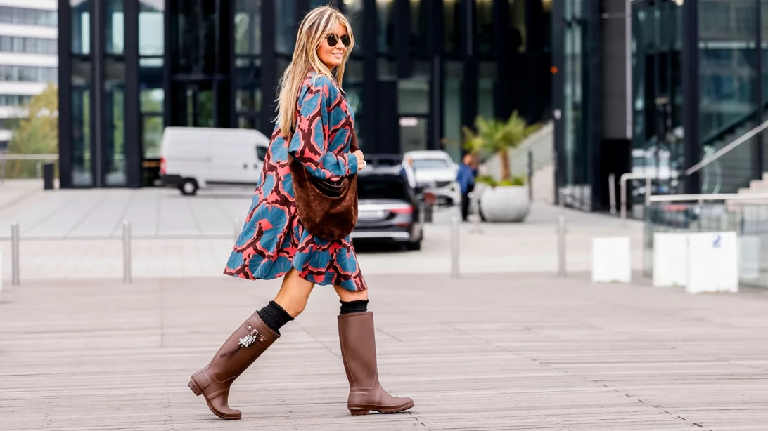 Μπορντό, ίσιες και από καουτσούκ | Μόλις βρήκαμε τις πιο ωραίες μπότες του φθινοπώρου στην Stradivarius