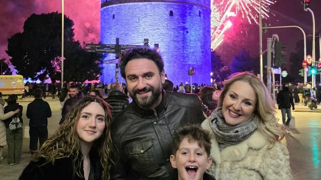 Μελέτης Ηλίας | Ο τηλεοπτικός "Σάββας" στον Λευκό Πύργο, αγκαλιά με τη σύζυγο & τα παιδιά του