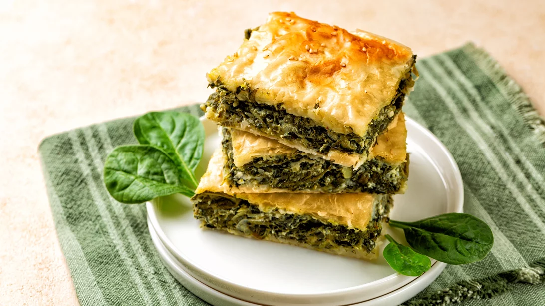 Η σπανακοτυρόπιτα της τεμπέλας του Άκη Πετρετζίκη | Η εύκολη και γρήγορη συνταγή που δεν ήξερες ότι χρειάζεσαι