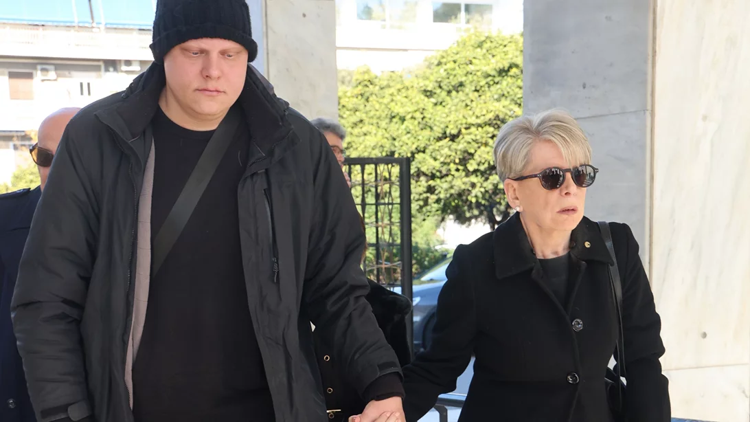 Έλενα Ακρίτα | Η σπάνια δημόσια εμφάνιση με τον γιο της, Παύλο Αρζόγλου