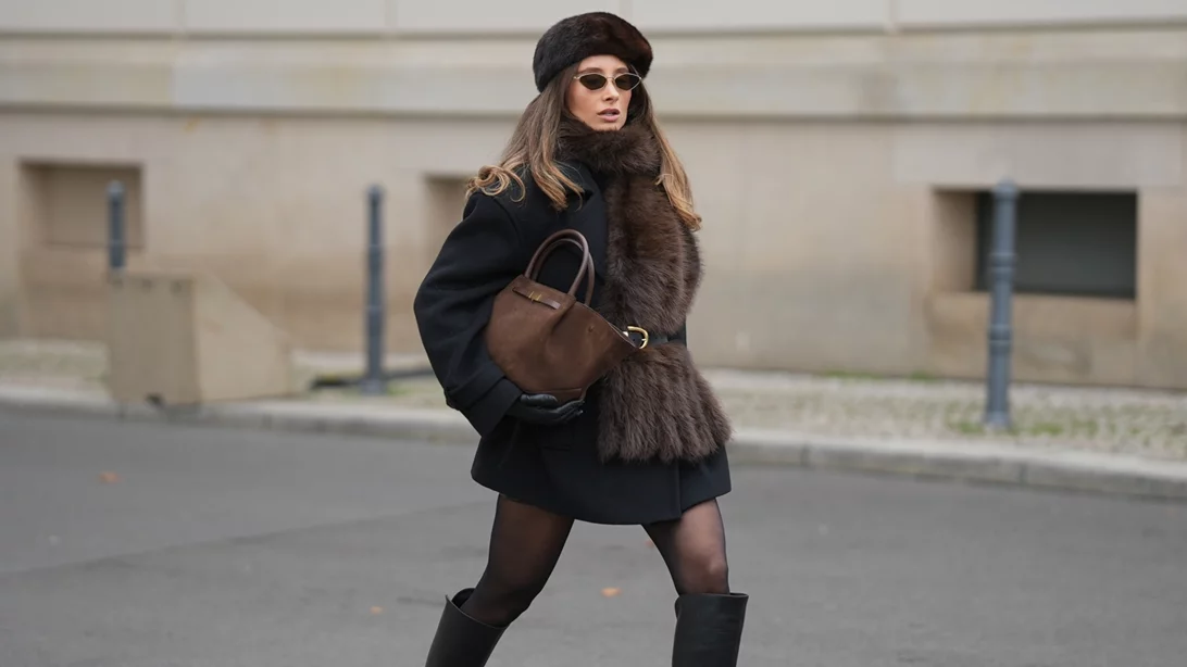 Γούνινο καπέλο και κασκόλ | Τα μοντέρνα looks που θα σε πείσουν να φορέσεις τα πιο ζεστά αξεσουάρ