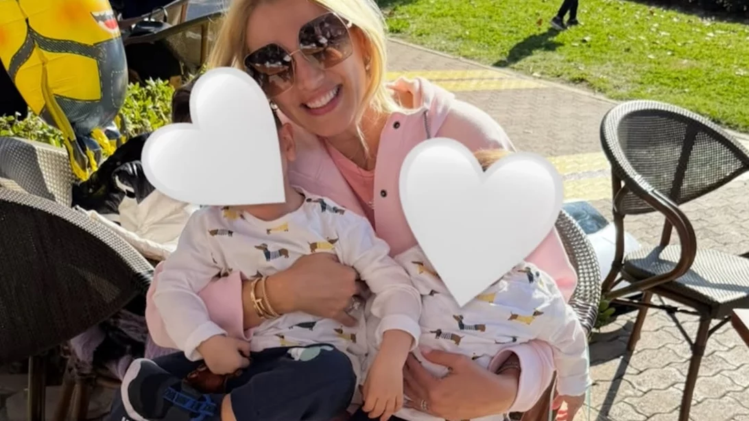 Στον ζωολογικό κήπο με τους γιους της η Κωνσταντίνα Σπυροπούλου | Οι λεμούριοι "βολεύτηκαν" στο καρότσι του Βασίλη Σταθοκωστόπουλου