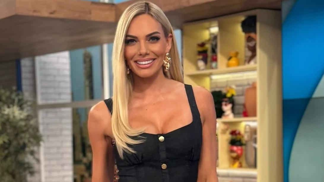 Η Ιωάννα Μαλέσκου φωτογραφίζει το "μοντέλο" της με το πιο cute ροζ συνολάκι