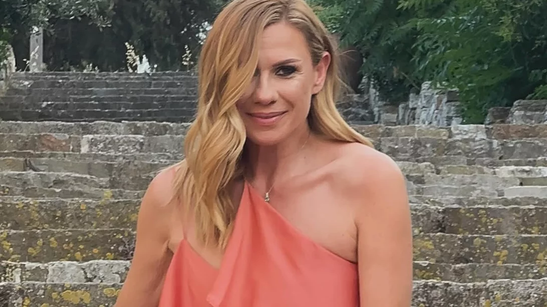 Μικρός φωτογράφος ο Αρίωνας Κατσούλης | Η Κατερίνα Καραβάτου ποζάρει χαμογελαστή στον φακό του αγοριού της