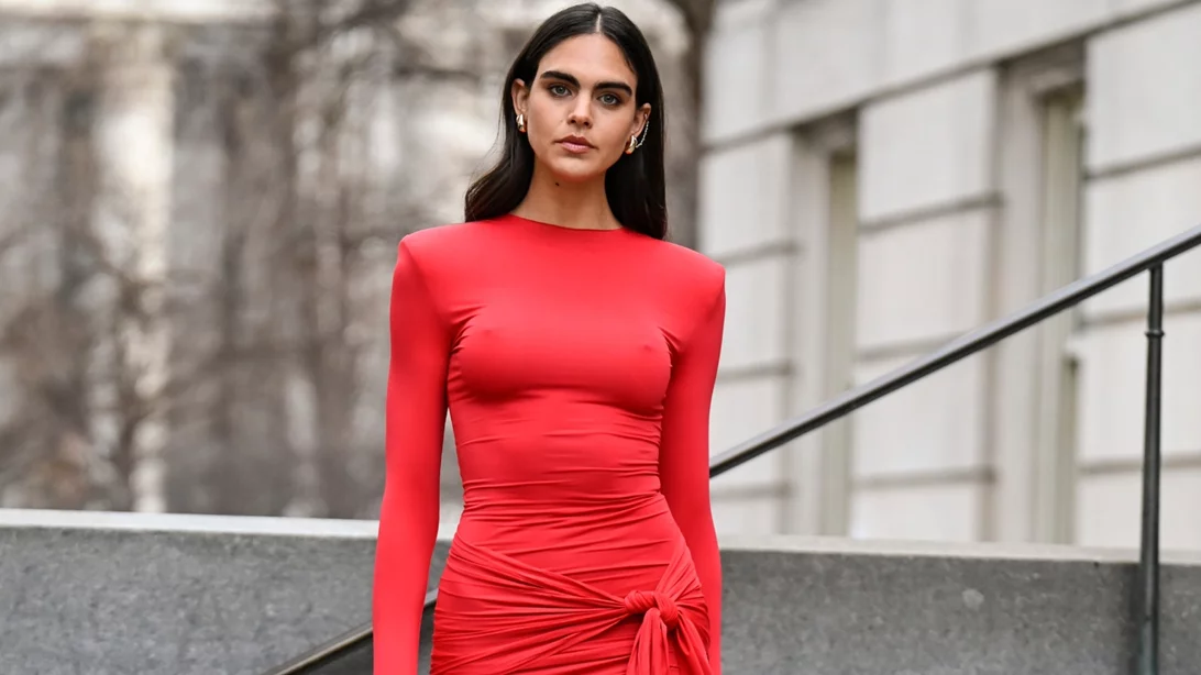 Τα festive looks που θα σε πείσουν να φορέσεις κόκκινο φόρεμα φέτος τα Χριστούγεννα