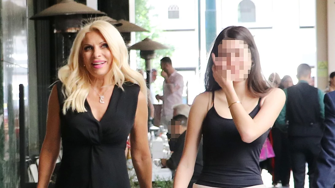 Λάουρα Λάτσιου | Με festive girly dress μαζί με τον αδελφό της, Άγγελο Λάτσιο