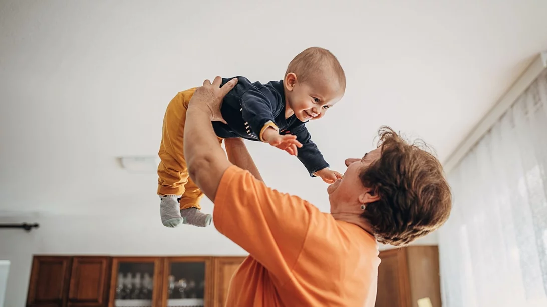 Πανελλαδική εφαρμογή των "Νταντάδων της Γειτονιάς" με ενίσχυση έως 500 ευρώ τον μήνα