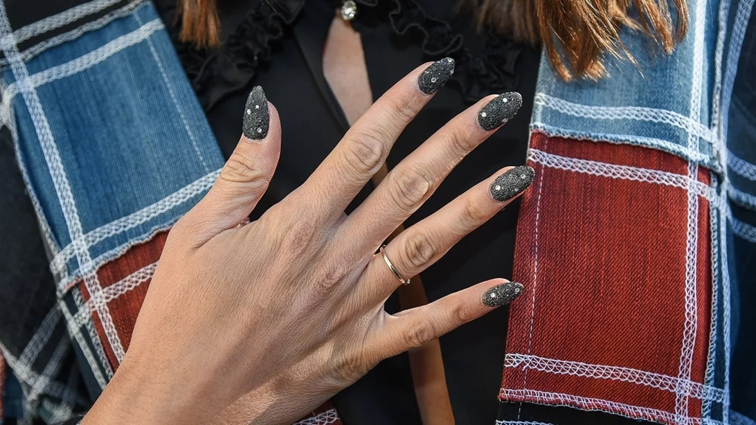 Το viral hack που θα σώσει τα νύχια σου μετά το ημιμόνιμο