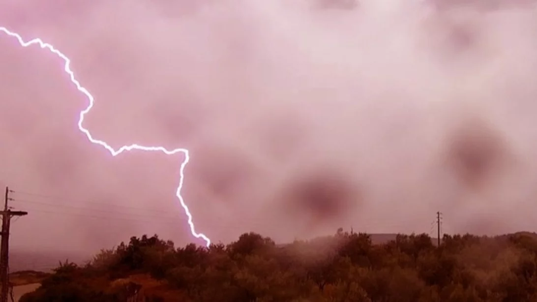 Έντονα καιρικά φαινόμενα στην Ηπειρο. Κεραυνός έπεσε σε στέγη πολυκατοικίας